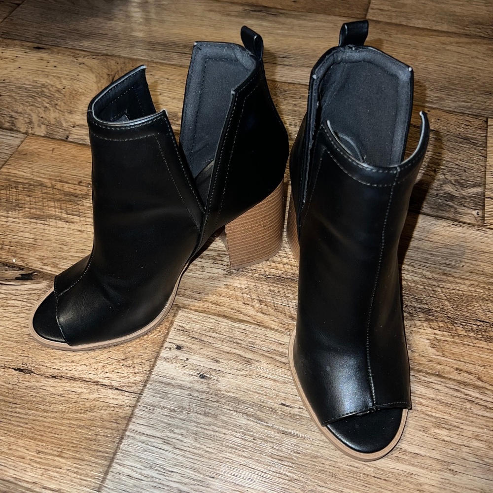 Women’s Booties peep toe size 9 run big